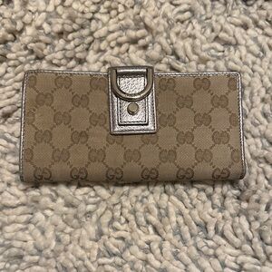 GUCCI Monogram Wallet with Silver Trim callout is peeling Snaps are very tight